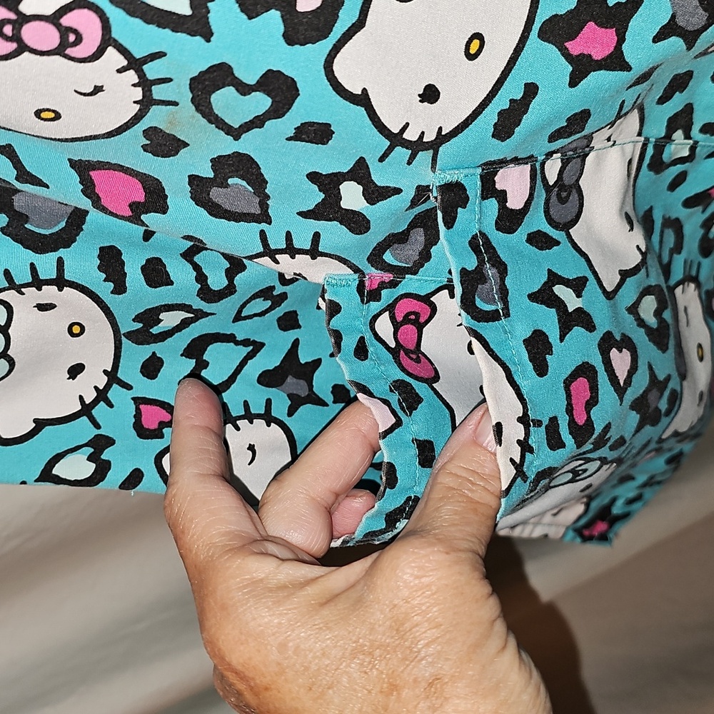 Hello Kitty Scrub Top - Picture 4 of 10